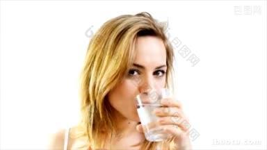快乐的女孩喝水的画像